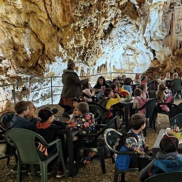 Un gruppo di bambini all'interno delle grotte.